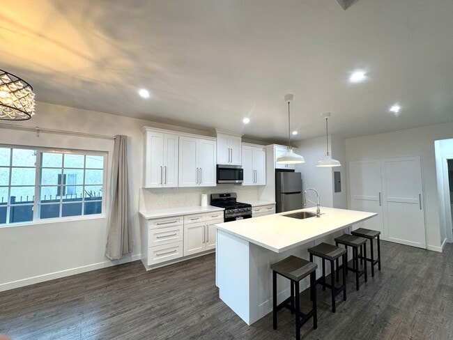 Building Photo - Renovated 3 bedroom 2 Bath house!