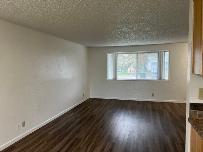 Building Photo - 2 bed 1 1/2 bath duplex in Springfield!