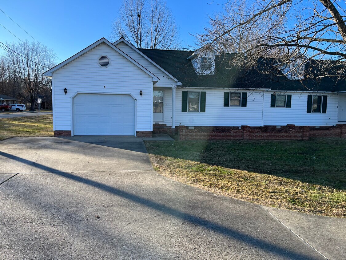 Building Photo - 1 N 1 Mile Rd