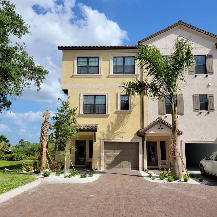 Primary Photo - Seasonal/short term 4/3 BRAND NEW townhome...