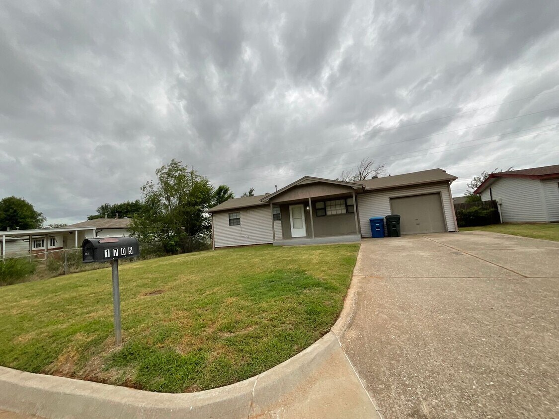 Primary Photo - Nice 3 bed, 1 bath, 1 car garage