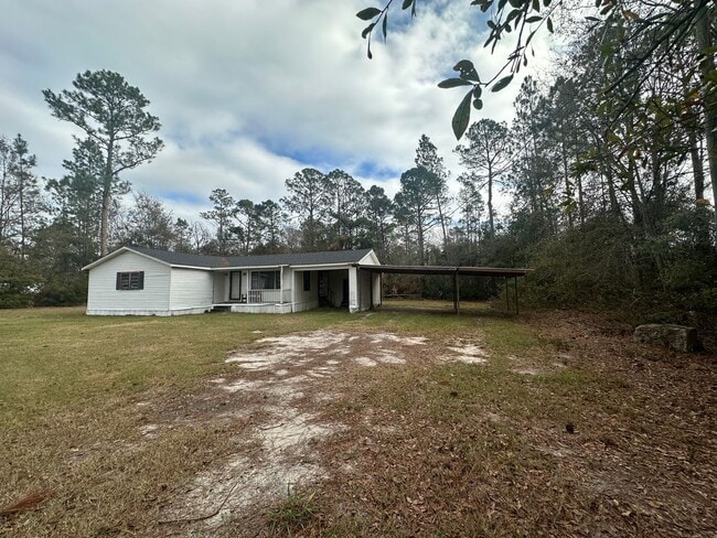 Building Photo - 3 Bed/2 Bath Home