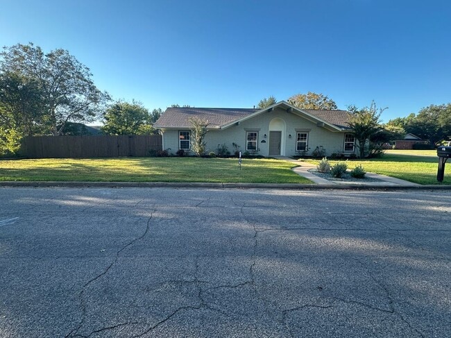 Building Photo - 104 Kingswood Dr