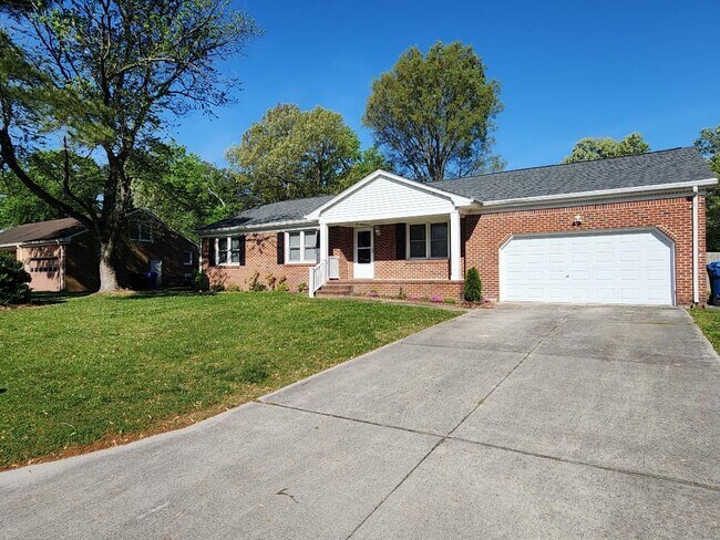 Building Photo - SPACIOUS 3 BERDOOM 2.5 BATH BRICK RANCH IN...