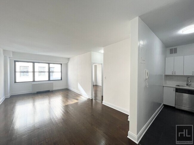 Building Photo - 5 AVENUE