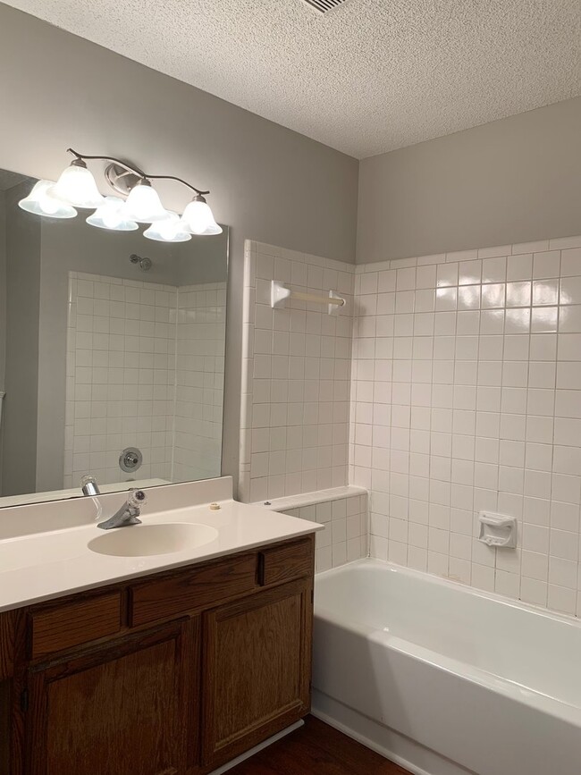 Building Photo - Large Condo w/Sunroom & 1 Car Garage Minut...