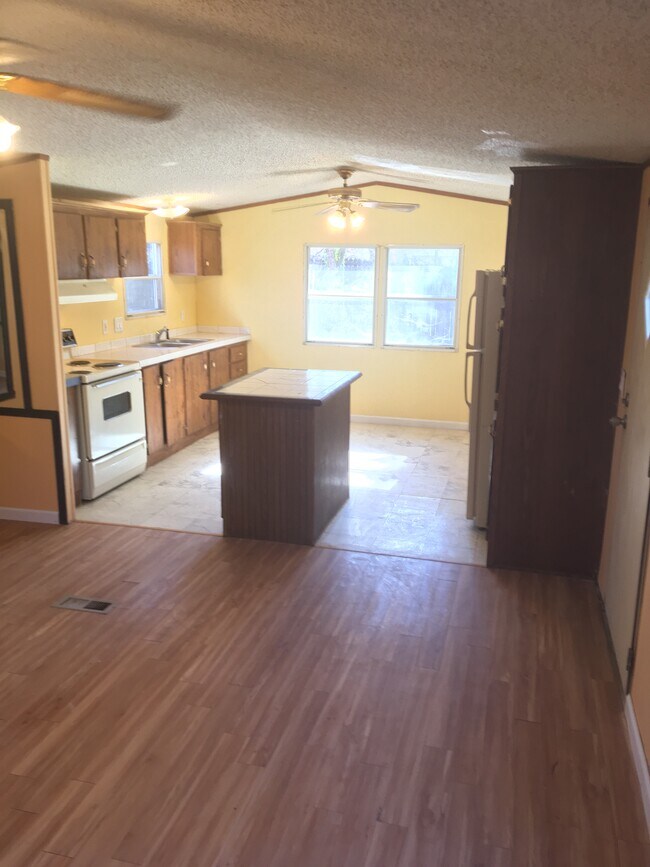 Foto del edificio - 815 Clutts Rd