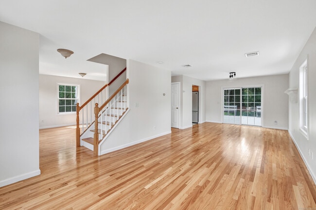 Foto del edificio - 18 Kathryn Dr