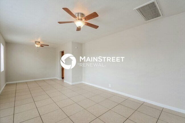 Building Photo - 3 Bedroom Pet-Friendly Home in TUCSON, AZ with Main Street Renewal