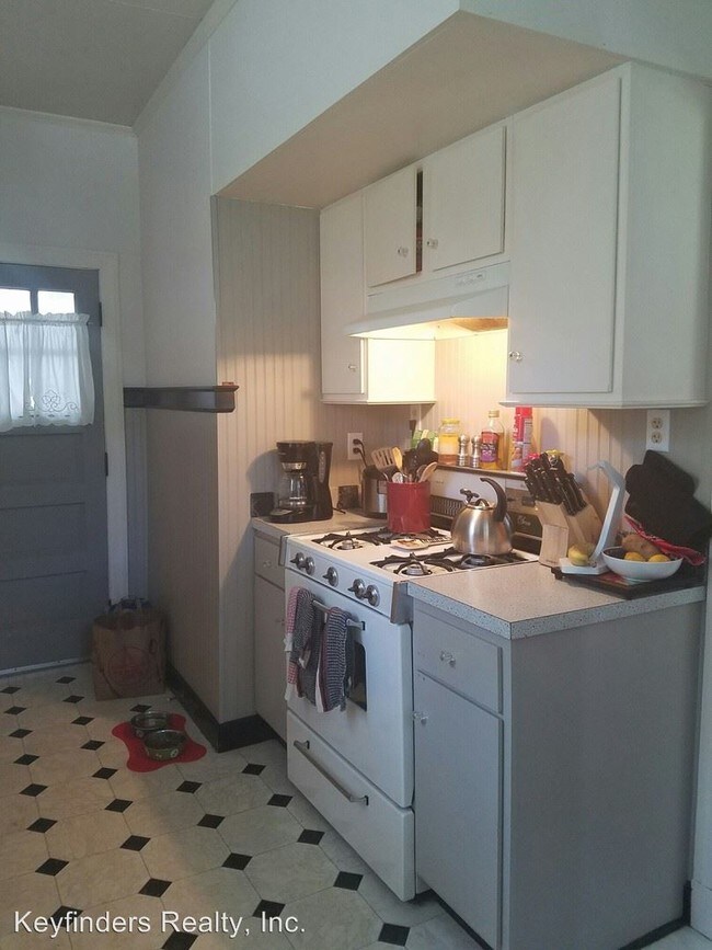 Building Photo - 2 br, 1 bath House - 2081 HOLLYDALE AVE.
