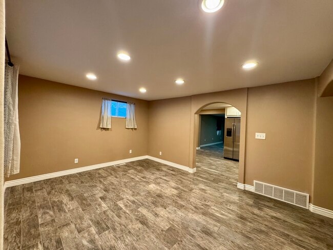 Building Photo - 781 Sherwood Dr