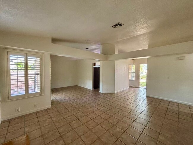 Building Photo - Beautiful one-story single-family home