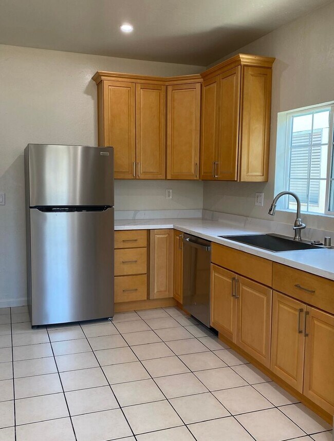 Building Photo - Charming & Cheery 3-Bedroom Duplex in Old ...