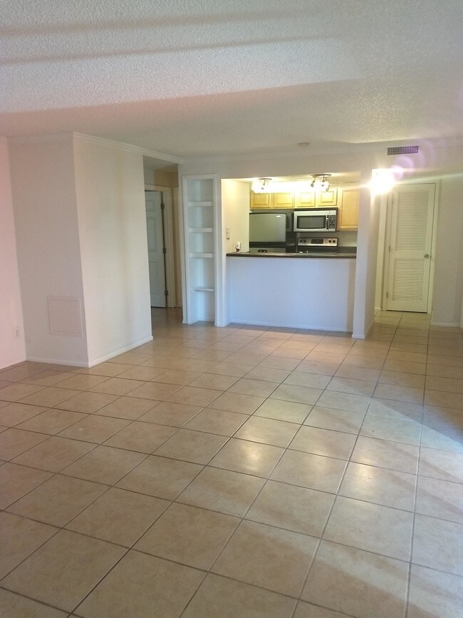 Building Photo - 2 bedroom in Tampa FL 33614