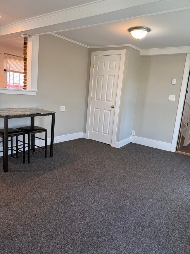 Eat-in/living/bedroom - 335 Cabot St