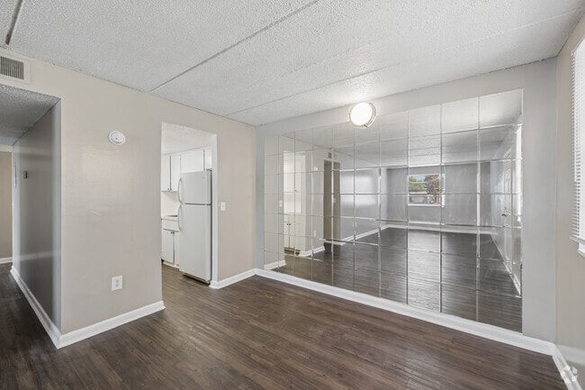 2BR, 1BA - 875SF - Dining Room - Morningside