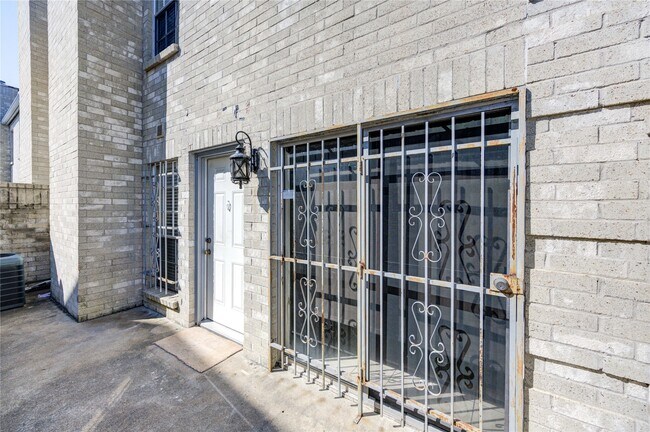 Foto del edificio - 6500 Sands Point Dr