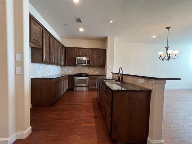 Building Photo - 604 Arbol