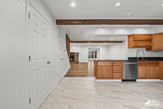 Foto del edificio - 6627 Zurich St