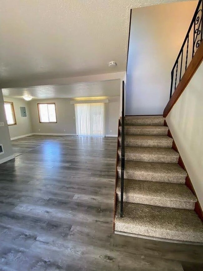 Foto del edificio - Large 2 bed, 1 bath Townhouse with Parking