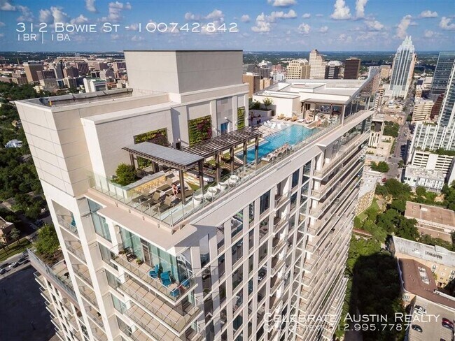 Foto del edificio - Rooftop Pool Overlooks Heart Of Austin