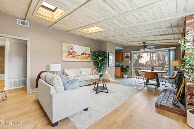 Building Photo - 865 W Hillcrest Dr