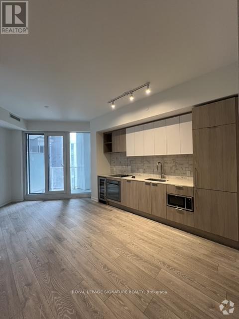 Building Photo - 2020-2020 Bathurst St