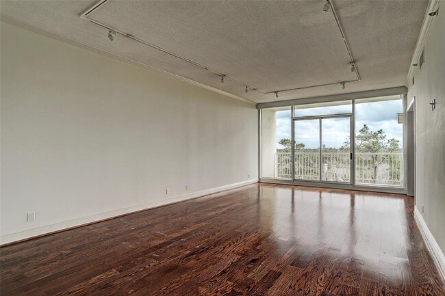 Building Photo - 121 N Post Oak Rd