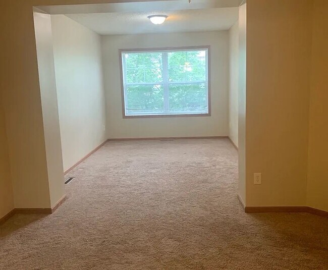 Building Photo - Beautiful Colonial 3 Bedroom Townhome in W...