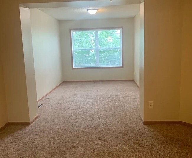 Foto del edificio - Beautiful Colonial 3 Bedroom Townhome in W...
