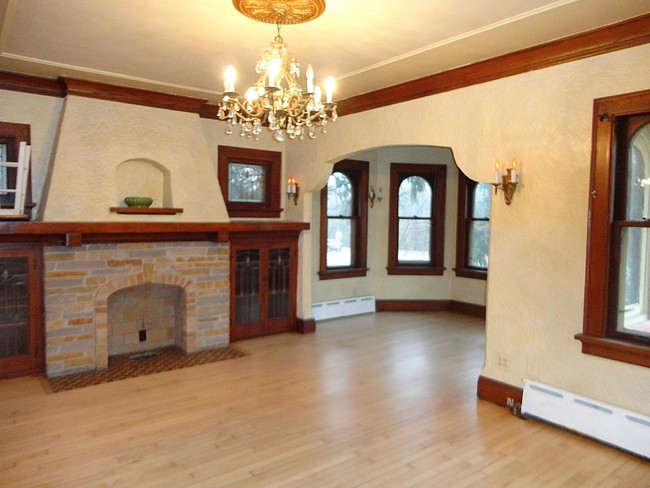 Building Photo - Brick Bungalow in Fox Point for Rent