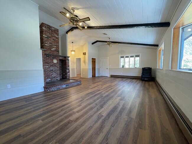 Building Photo - 4 Pleasantview Ave