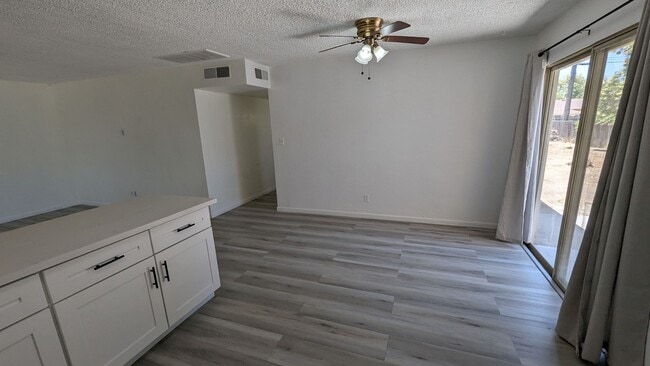 Building Photo - Updated 3 Bedroom 2 Bath Home