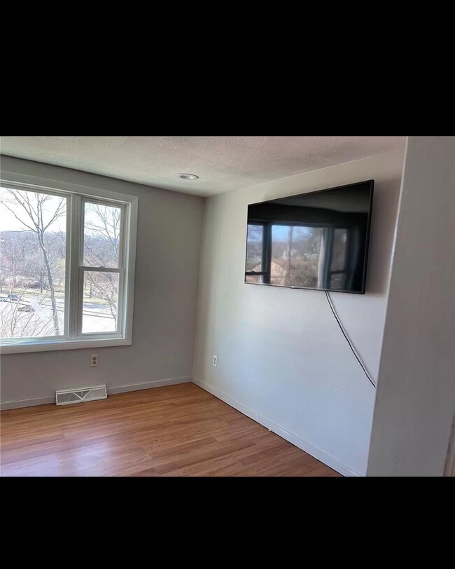 Building Photo - 30 Desrochers St