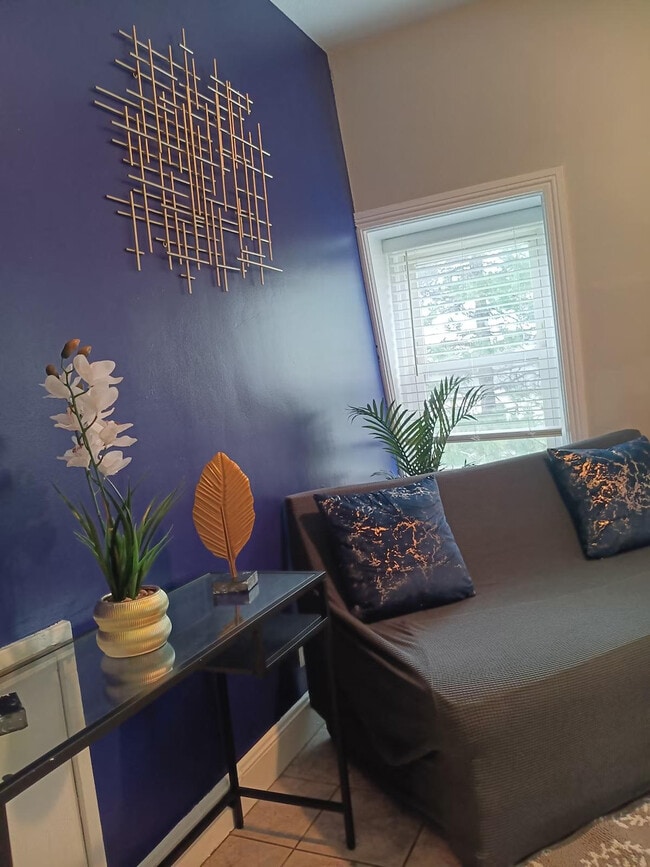 Building Photo - 280 Plainfield St