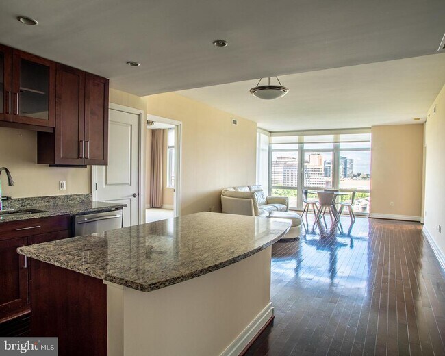 Building Photo - 8220 Crestwood Heights Dr