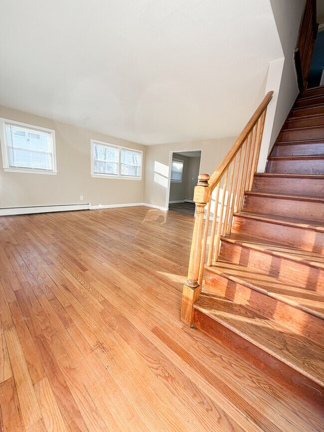 Descripción general de la sala de estar - 10 Greenbrier Dr