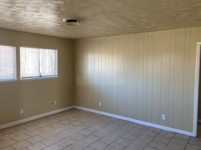 Building Photo - 1814 Crestridge Dr