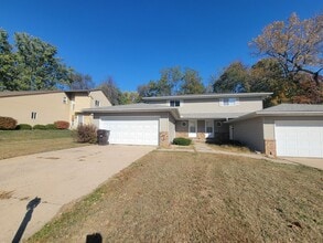 Building Photo - 6818 N Parkwood Dr