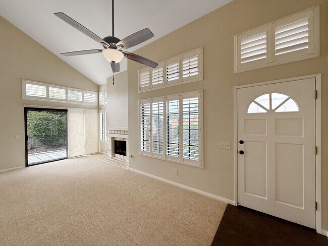 Building Photo - Stunning 3B/3BA Townhome in Carmel Valley!