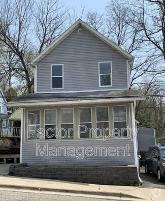 Building Photo - 527 E Hickory St