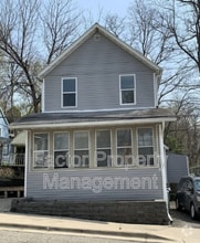 Building Photo - 527 E Hickory St
