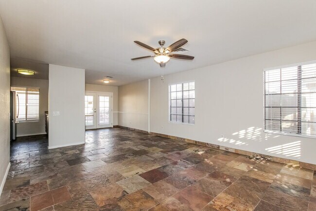 Foto del edificio - 3310 W Rose Garden Ln