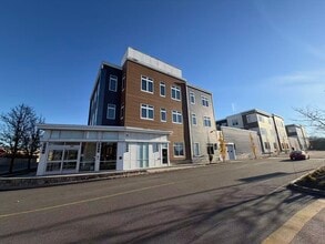 Building Photo - 60 Cross St E