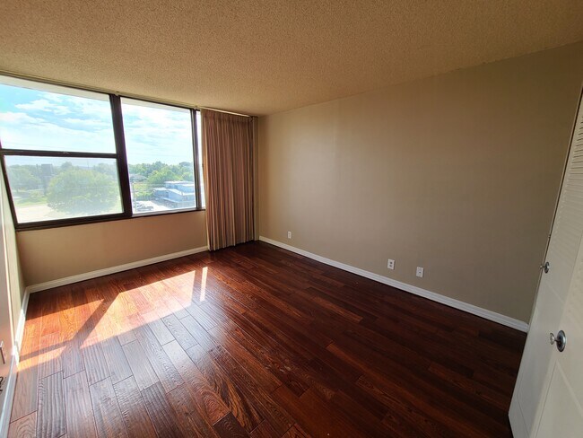 Foto del edificio - 410 W 7th St