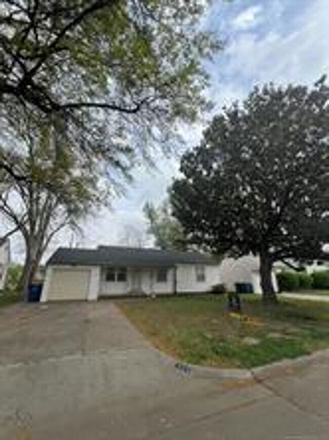 Foto del edificio - Very nice MIDTOWN home All appliances incl...
