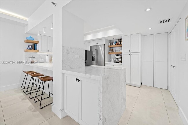 Building Photo - 520 Brickell Key Dr
