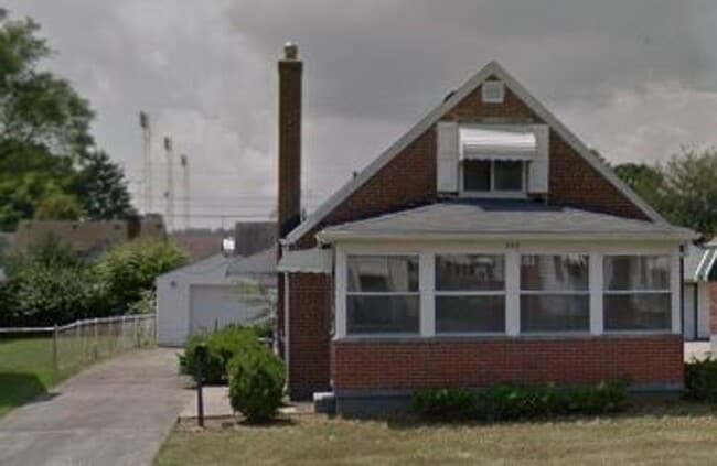 Great 4 bed 2 bath near UD and Dayton central...with garage & AC with laundry hook ups! - Great 4 bed 2 bath near UD and Dayton central...with garage & AC with laundry hook ups! House