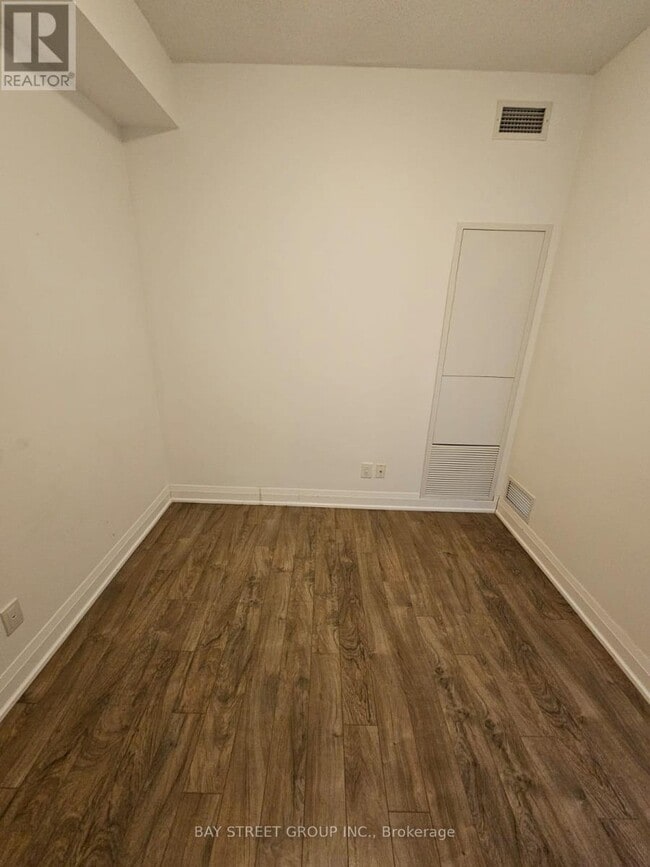 Photo du bâtiment - 28 Uptown Dr