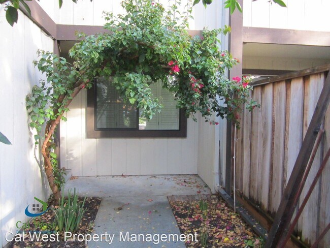 Building Photo - 4 br, 2.5 bath House - 748 Danforth Terrace